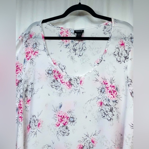Torrid White Floral Top Blouse Short Sleeve Shirt Asymetrical Hem Size 3X - Picture 9 of 16